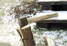 Holz spalten im Winter