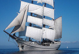Entlang der Küste, von Ost nach West, besucht das Nordkirchenschiff jeden der 13 Kirchenkreise sowie die Nordschleswigsche Gemeinde