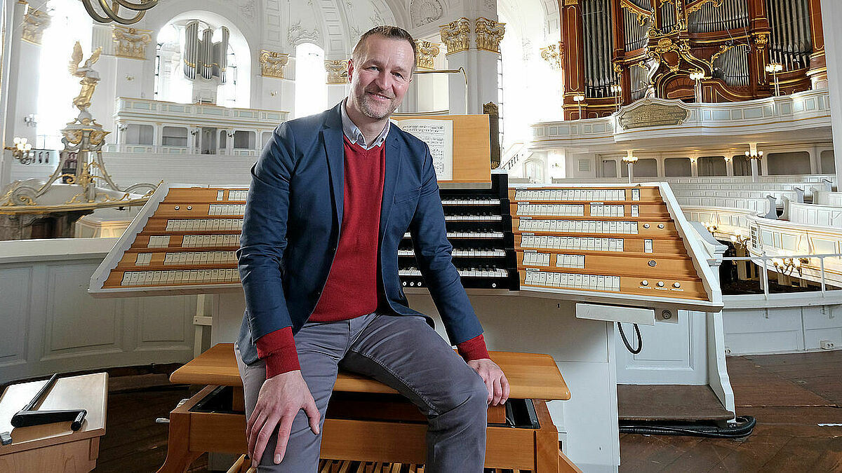 Jörg Endebrock an der Orgel der Hauptkirche St. Michaelis (Michel) in Hamburg.