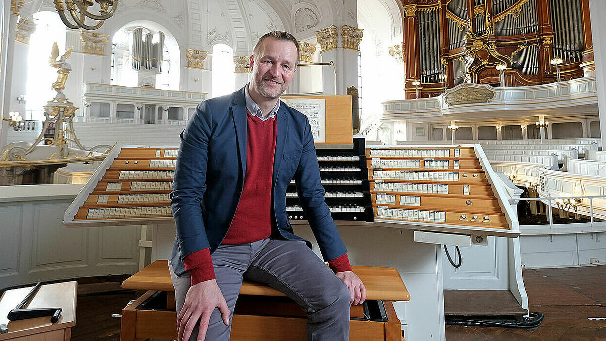 Jörg Endebrock an der Orgel der Hauptkirche St. Michaelis (Michel) in Hamburg.