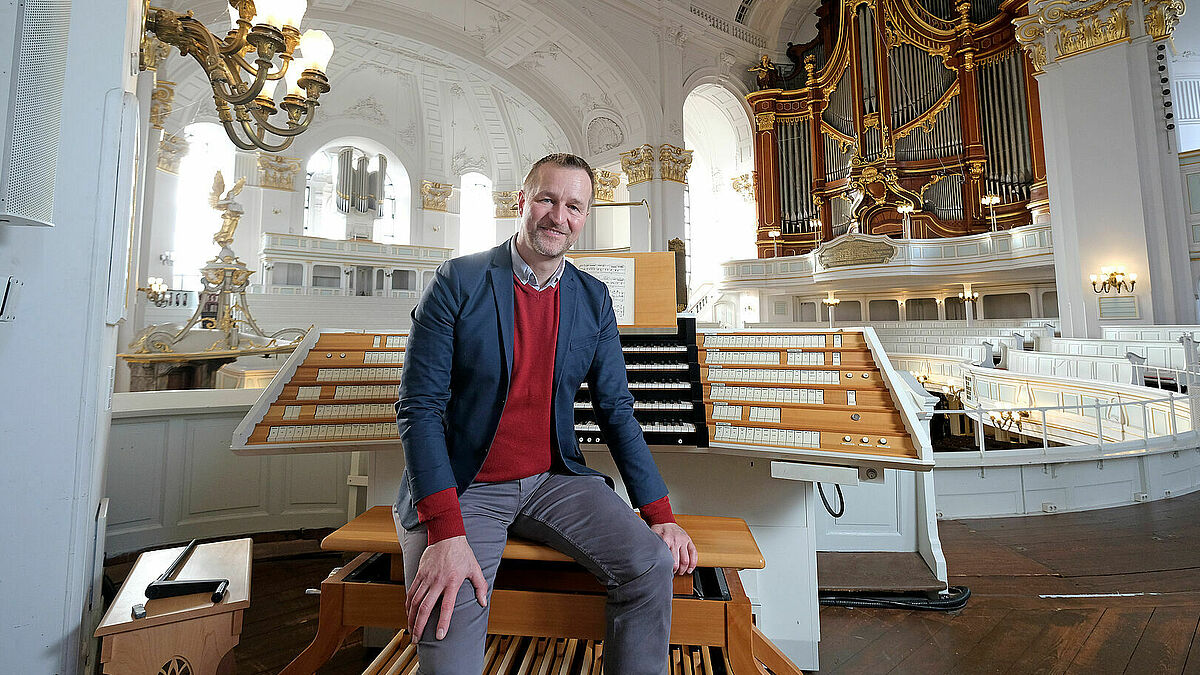 Jörg Endebrock an der Orgel der Hauptkirche St. Michaelis (Michel) in Hamburg.