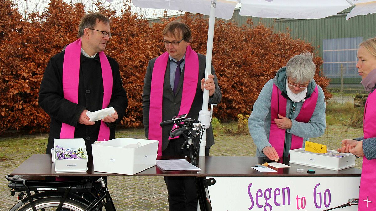 Präsentierten das Projekt "Segen to Go": Regionalreferent Dieter Rusche (l.), Propst Marcus Antonioli, Gemeindepädagogin Renate Maercker (2.v.r.) und Pastorin Anne Hala (Archivbild). 