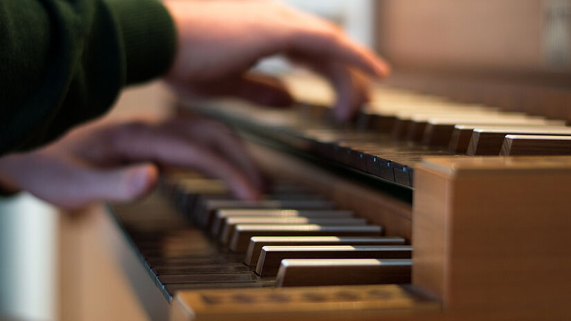 Es ist kein Hindernis, wenn man noch kein Tasteninstrument spielt, Orgel zu lernen.