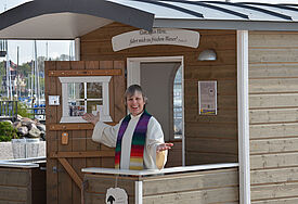 Tourismuspastorin Brigitte Gottuk freut sich auf eine neue Saison am Eckernförder Strand mit der Schäferwagenkirche.