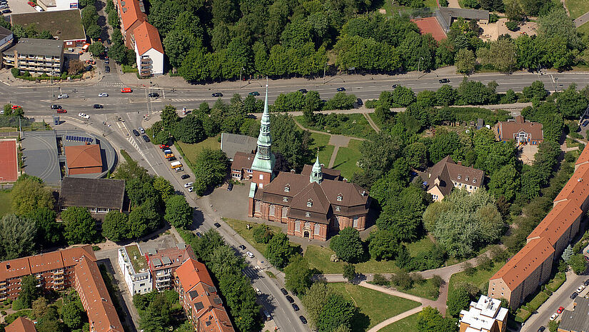 Schrägluftbild Hauptkirche St. Trinitatis Altona