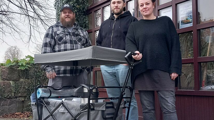 Warme Kanne DW Husum Streetworker Das Streetwork-Team des Diakonischen Werks Husum mit einem Bollerwagen