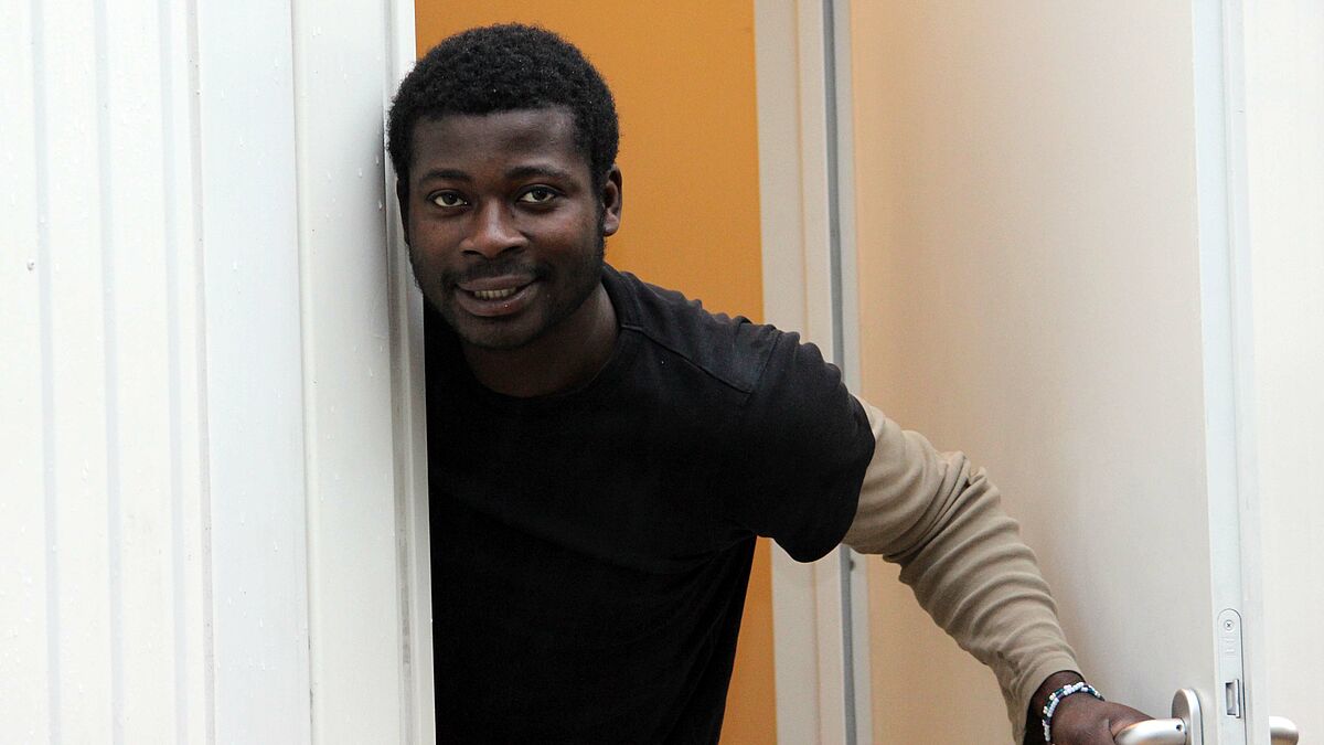 Steven aus Ghana hat monatelang mit rund 80 anderen Afrikanern auf dem Fußboden der St. Pauli Kirche in Hamburg übernachtet. Im Wohncontainer an der Christianskirche in Hamburg-Ottensen hat er nun ein warmes Bett.