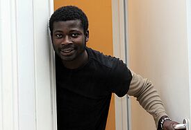 Steven aus Ghana hat monatelang mit rund 80 anderen Afrikanern auf dem Fußboden der St. Pauli Kirche in Hamburg übernachtet. Im Wohncontainer an der Christianskirche in Hamburg-Ottensen hat er nun ein warmes Bett.