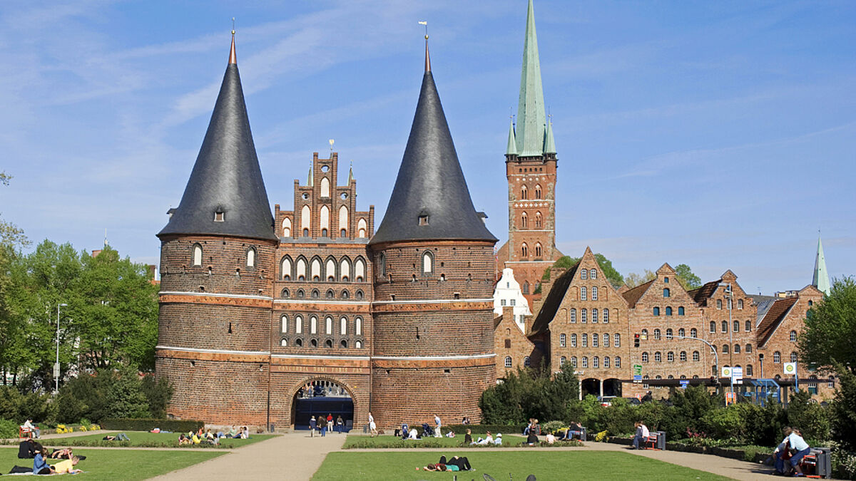 Lübecker Wahrzeichen: das Holstentor und rechts daneben die Petri-Kirche (Archivfoto)