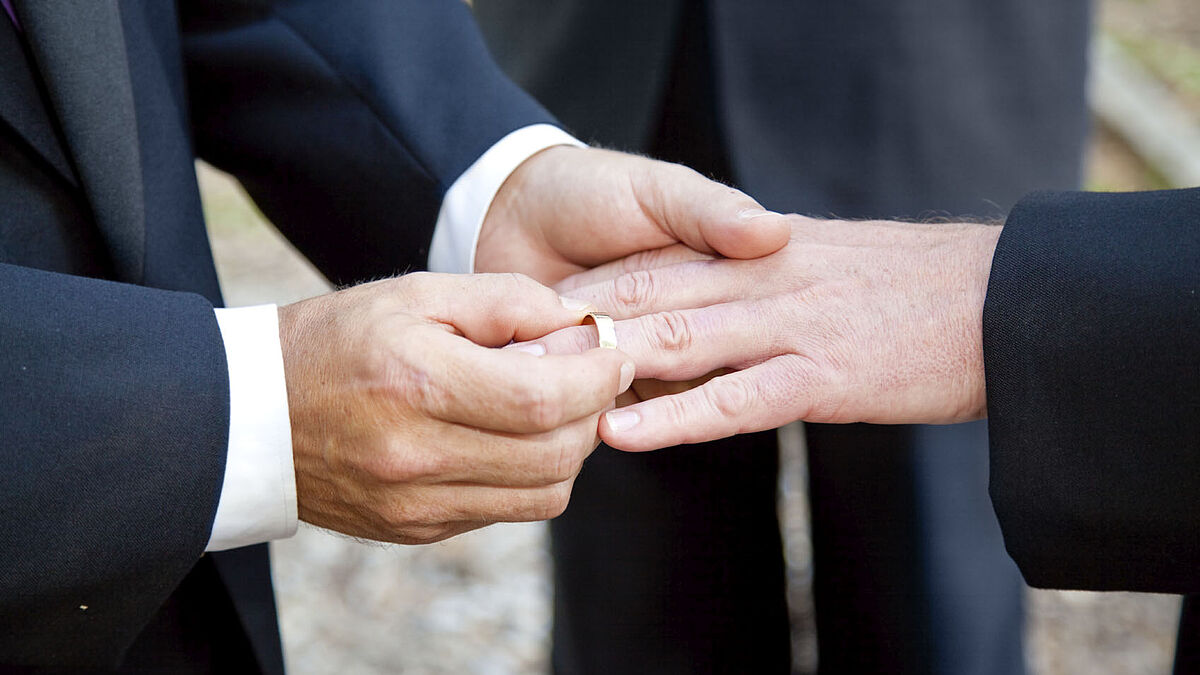 Die evangelische Nordkirche will den Weg frei machen für Segnungsgottesdienste für homosexuelle Paare. (Symbolbild)