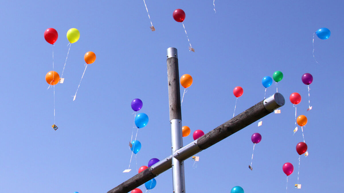 Luftballons aufsteigen lassen ist ein beliebtes Ritual, zum Beispiel bei Hochzeitsfeiern