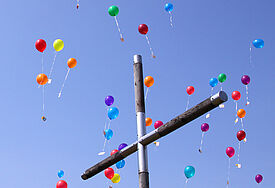 Luftballons aufsteigen lassen ist ein beliebtes Ritual, zum Beispiel bei Hochzeitsfeiern