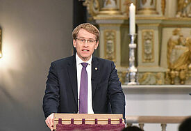 Der schleswig-holsteinische Ministerpräident Daniel Günther bei einem Gottesdienst in der Christkirche in Rendsburg (Archiv).