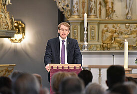 Der schleswig-holsteinische Ministerpräident Daniel Günther bei einem Gottesdienst in der Christkirche in Rendsburg (Archiv).