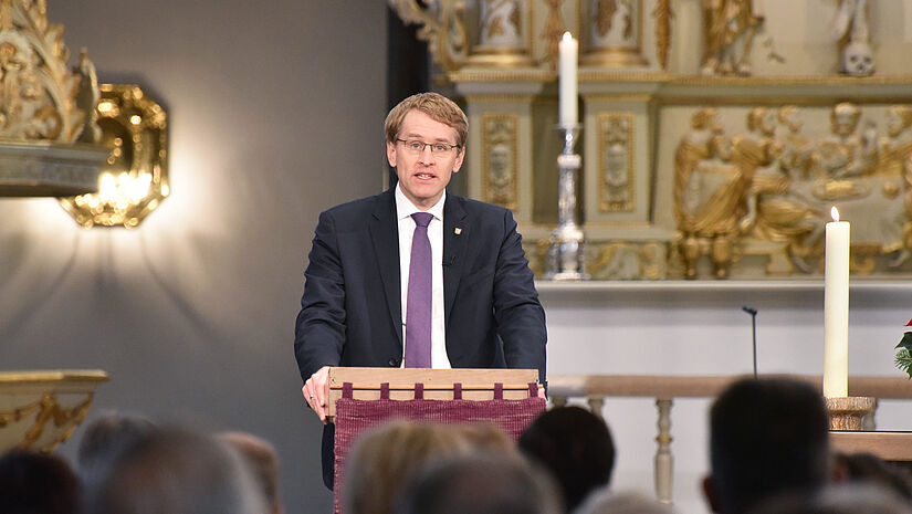 Der schleswig-holsteinische Ministerpräident Daniel Günther bei einem Gottesdienst in der Christkirche in Rendsburg (Archiv).