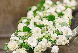 Weißer Blumenschmuck in der Fritz-Schumacher-Halle auf dem Ohlsdorfer Friedhof