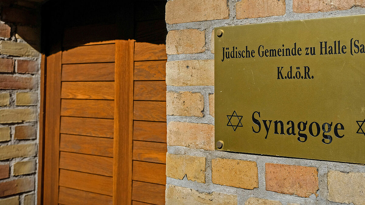 Die Holztür zum Gelände der Synagoge in Halle an der Saale.
