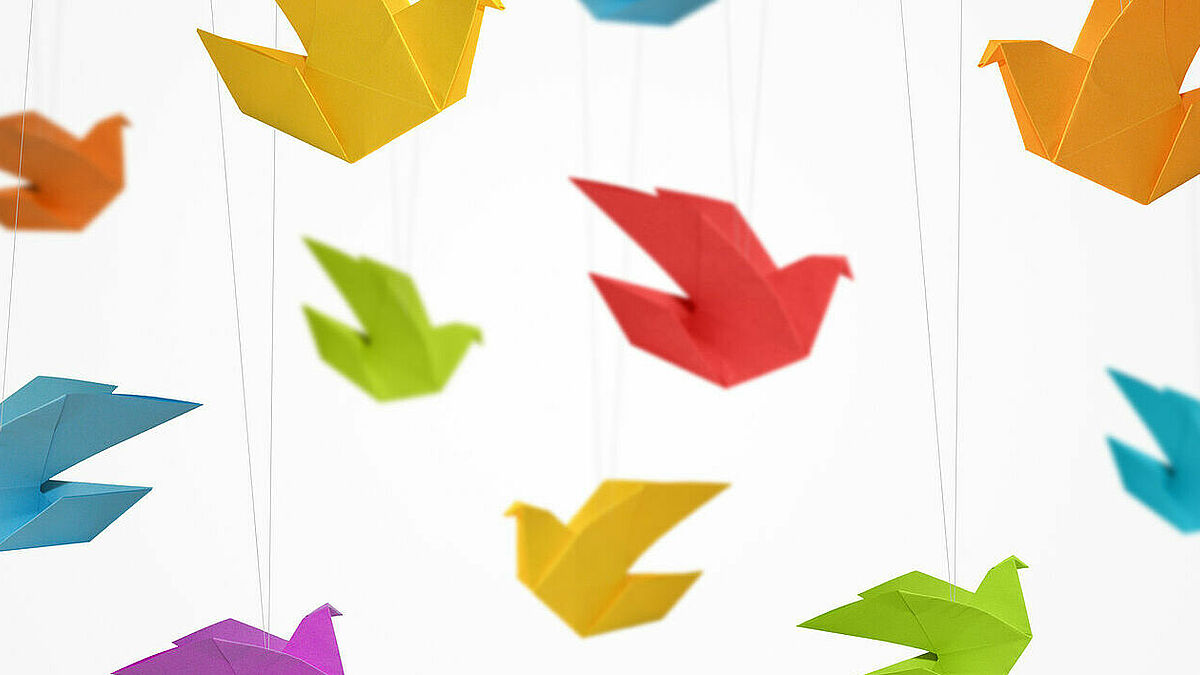 Gefaltete Tauben aus Papier als Symbol für Frieden.