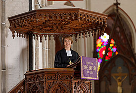 Landesbischöfin Kristina Kühnbaum-Schmidt auf der Kanzel im Schweriner Dom.