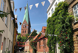 Die Backstein-Kirche St. Aegidien, durch eine Häuserschlucht durch fotografiert