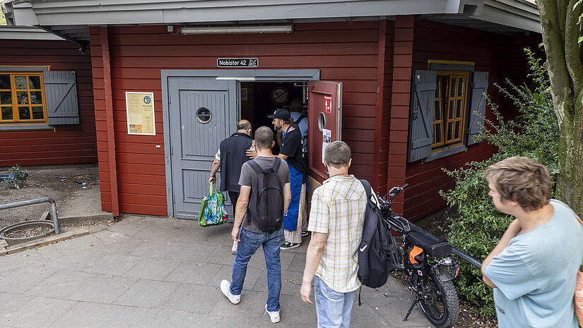 Derzeit gibt die Alimaus täglich rund 300 Essen aus und versorgt bis zu 200 Personen wöchentlich mit Kleidung. Derzeit gibt die Alimaus täglich rund 300 Essen aus und versorgt bis zu 200 Personen wöchentlich mit Kleidung.