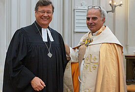 Der scheidende Bischof Dr. Hans-Jürgen Abromeit und Ibrahim Azar, Jerusalemer Bischof der Evangelisch-Lutherischen Kirche in Jordanien und im Heiligen Land (ELCJHL). Foto: kirche-mv.de/Vogel