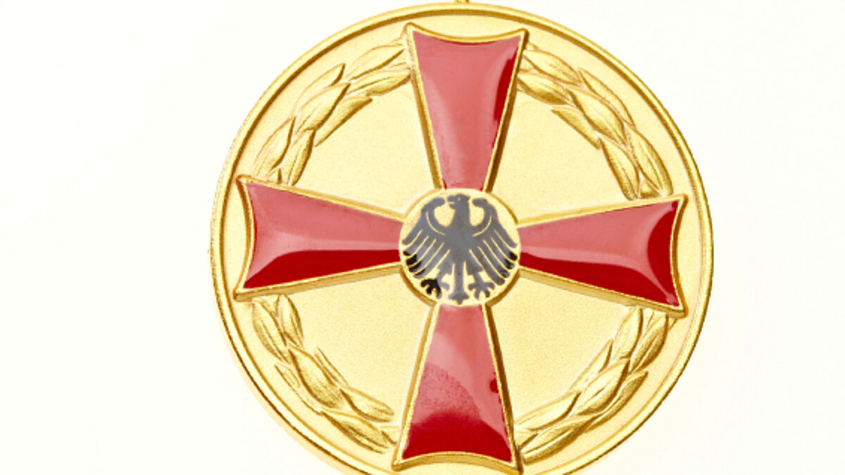 Das Bundesverdienstkreuz wird Manfred Brockmann im Oktober überreicht (Symbolfoto)