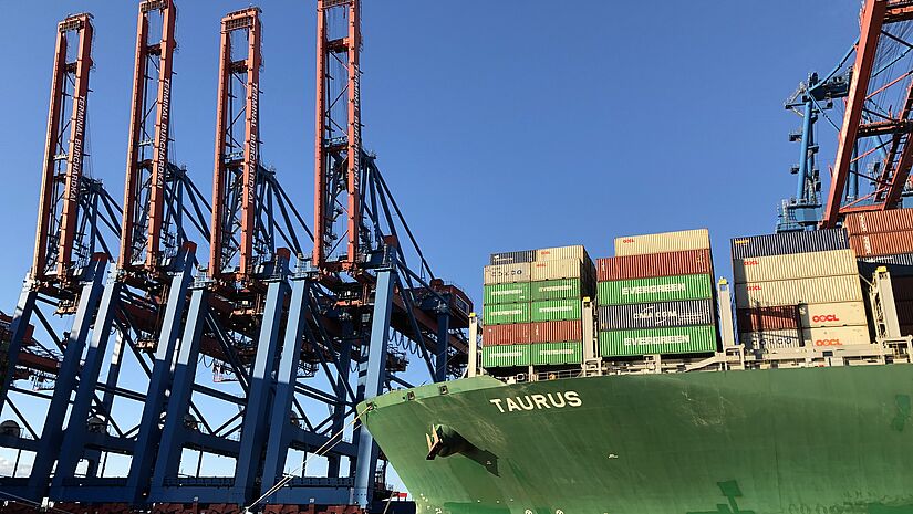Im Hamburger Hafen treffen Seeleute aus aller Welt ein. Im Club Duckdalben finden sie fernab der Heimat einen Ort zum Wohlfühlen. Containerschiff im Hamburger Hafen