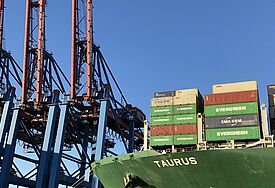 Containerschiff im Hamburger Hafen 