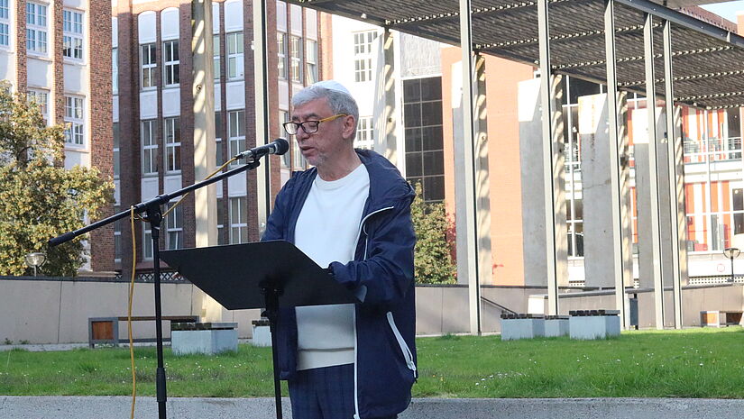 Yuri Rosov beim Gebet unter freiem Himmel. Er bittet um Gottes Beistand für alle, die unter dem Krieg leiden. 