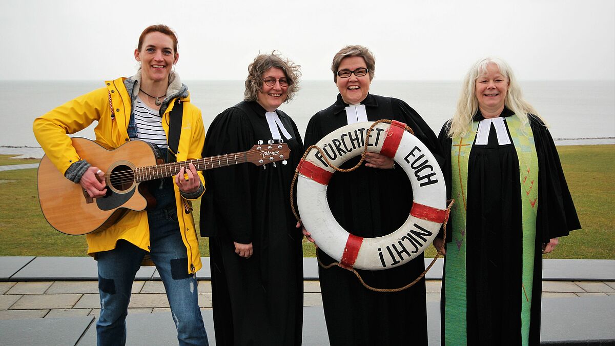 Meer Segen zum Tauffest: Pop-Kantorin Anne Petersen (v.l.), Pastorin Astrid Sievers, Pastorin Ina Brinkmann und die stellvertretende Pröpstin Astrid Buchin.
