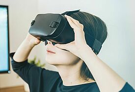 Frau blickt in VR-Brille