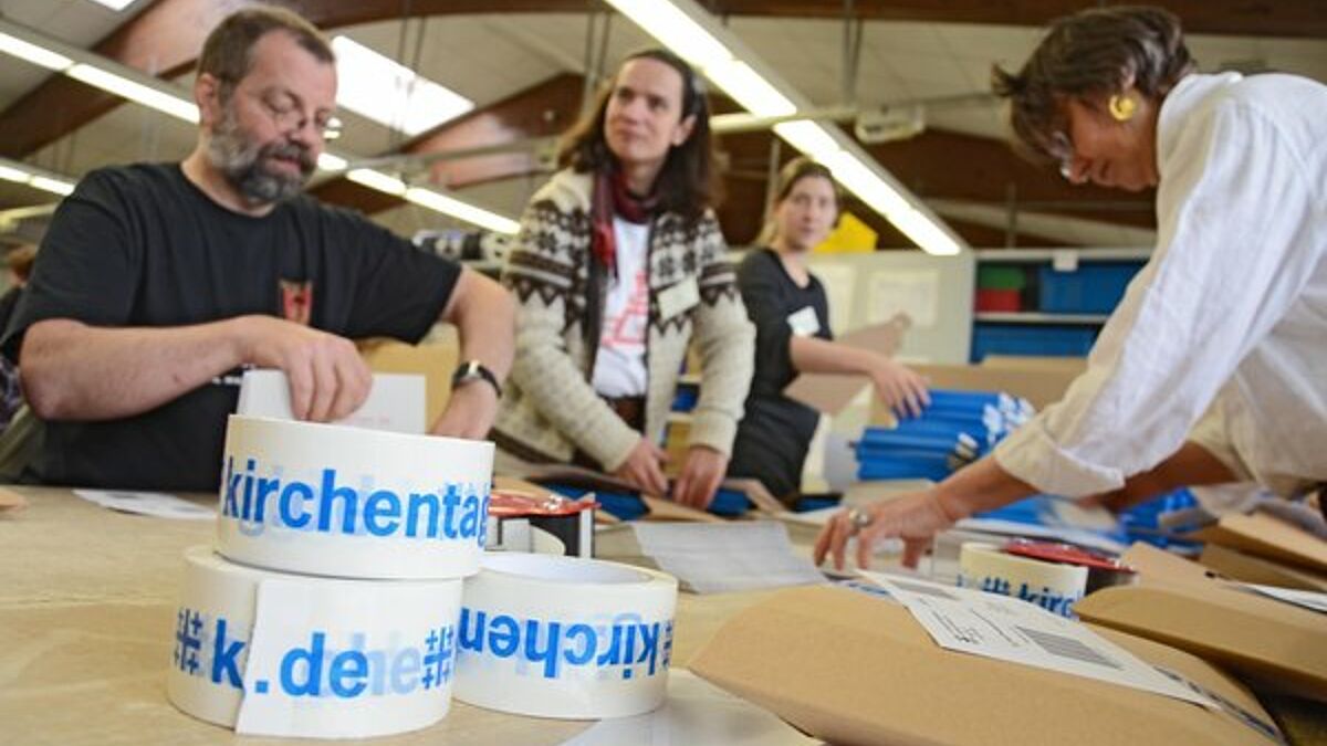 70.000 Tagungsmappen Programmhefte sowie Eintrittskarten, Stadtpläne, Liederbücher und weiteres Material an Teilnehmende, Mitwirkende und an Kirchengemeinden in Deutschland und in aller Welt wurden auf den Weg gebracht. 
