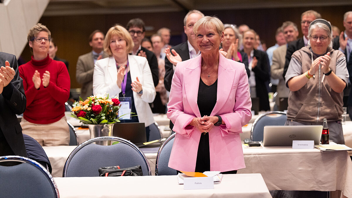 Kirsten Fehrs ist zur Ratsvorsitzenden der Evangelischen Kirche in Deutschland (EKD) gewählt worden. Bei der Synodentagung in Würzburg erhielt die 63 Jahre alte Hamburger Bischöfin am Dienstag 97 von 130 Stimmen der Mitglieder des Kirchenparlaments sowie der Delegierten der 20 Landeskirchen, die in der Kirchenkonferenz organisiert sind.