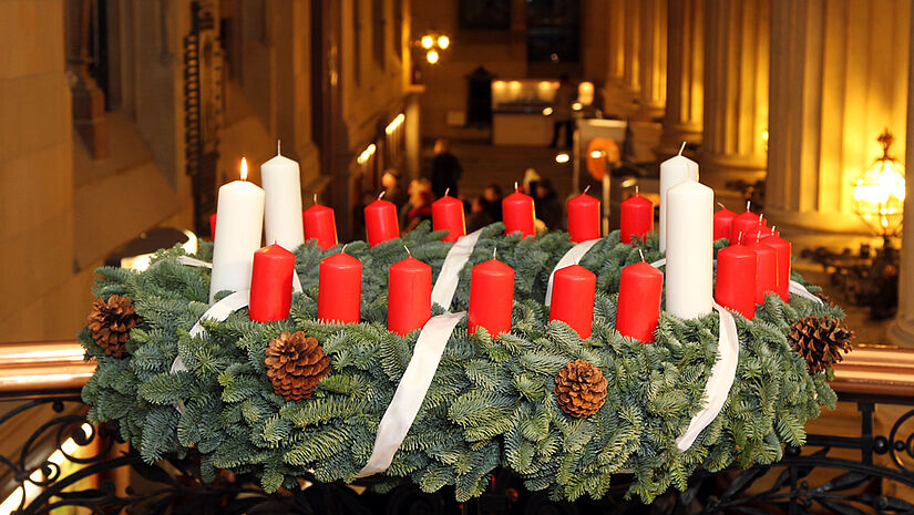 Ein Wichern-Adventskranz hat 24 Kerzen statt 4.
