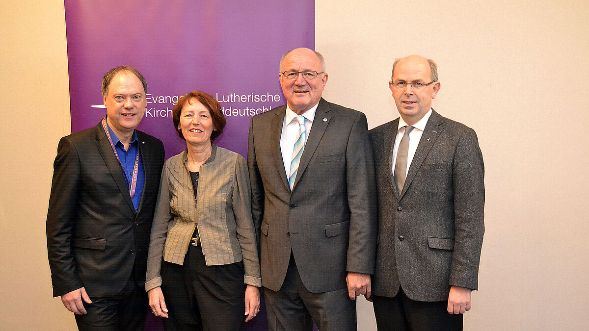V.l.n.r.: Dr. Andreas Tietze (Synodenpräses der Nordkirche), Irene Johns (Landesvorsitzende des Kinderschutzbundes Schleswig-Holstein), Heinz Hilgers (Präsident des Deutschen Kinderschutzbundes), Bischof Gothart Magaard (Sprengel Schleswig und Holstein)