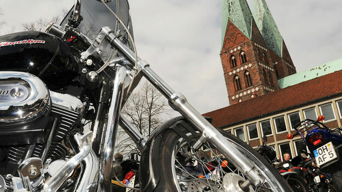 2019 wurde der letzte MOGO in Lübeck gefeiert. Dann kam die Pandemie. Mit den Corona-Lockerungen ist es nun endlich wieder möglich, den Motorradgottesdienst zu feiern. 