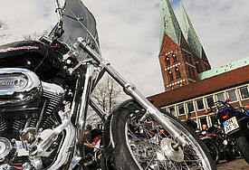 Schwere Maschinen werden am Sonntag wieder vor der Lübecker St. Marienkirche einrollen (Archivfoto)