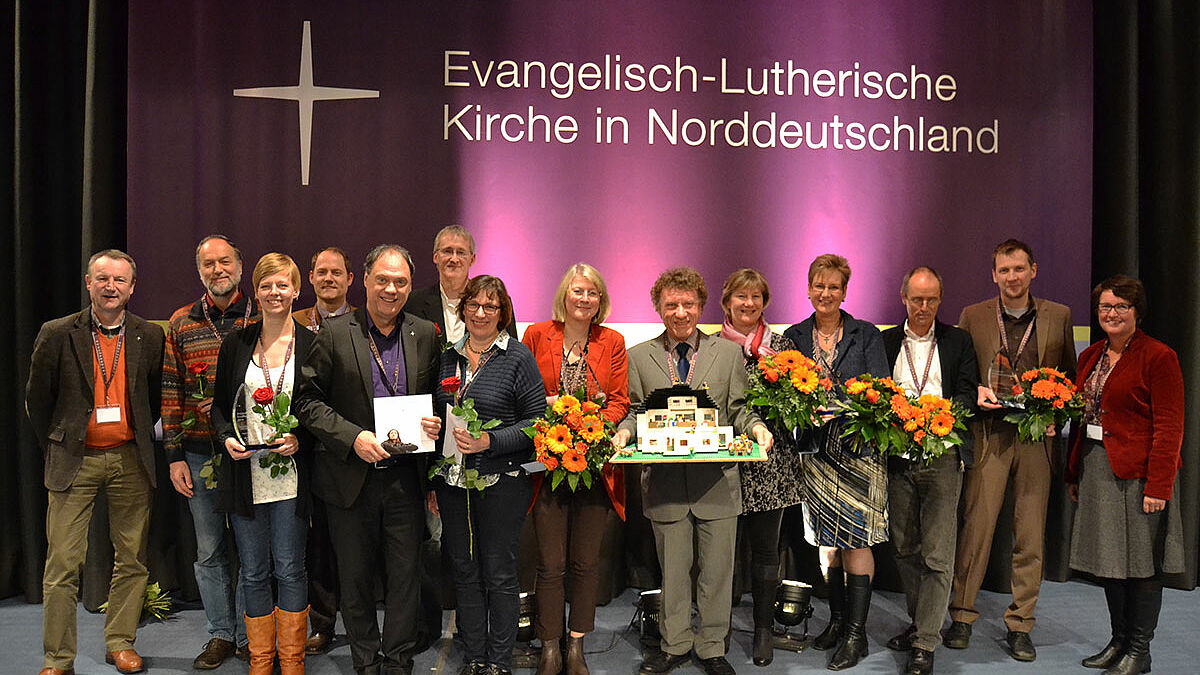 Die Freude bei den Gewinnerinnen und Gewinnern des Fundraising-Preises der Nordkirche ist groß. Glückwünsche gab es von Präses Dr. Andreas Tietze (5.v.l.) und Fundraising-Manager Klaus Struve (l.)