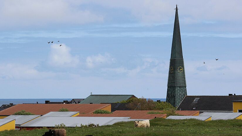 Die Nicolaikirche auf Helgoland ist von weither sichtbar. Auch Touristen besuchen sie – und sollen künftig die Idee des Klimafriedens von dort weiter in die Welt tragen. 
