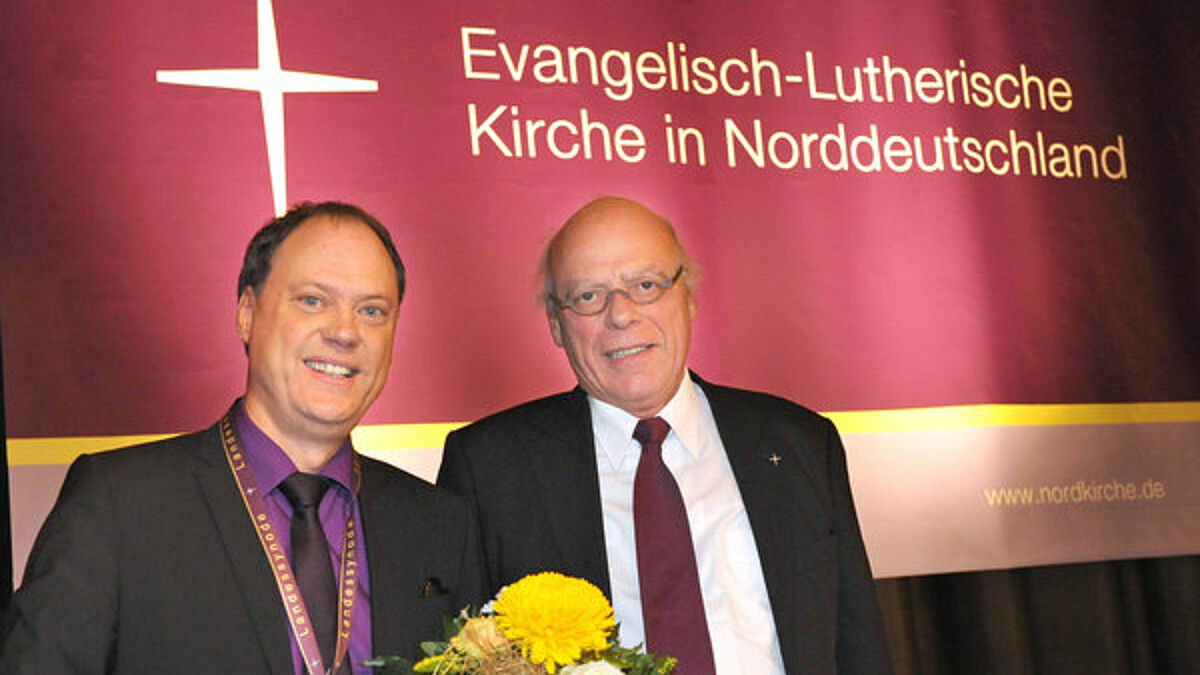 Bischof Gerhard Ulrich (rechts, Schleswig) mit dem am Donnerstag zum ersten Präses der Nordkirchen-Synode gewählten Andreas Tietze.