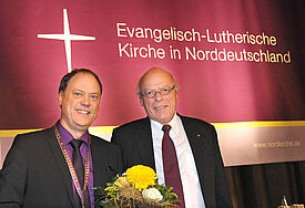 Bischof Gerhard Ulrich (rechts, Schleswig) mit dem am Donnerstag zum ersten Präses der Nordkirchen-Synode gewählten Andreas Tietze.