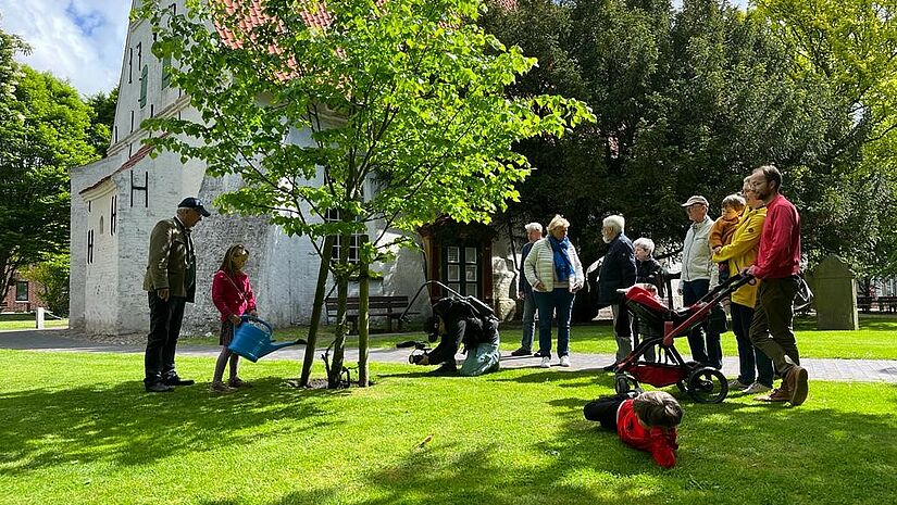 In Büsum treffen wir Bodo Schröder (links) und auch einige Gemeindemitglieder unter der Linde, die vor der St.-Clemens-Kirche steht.