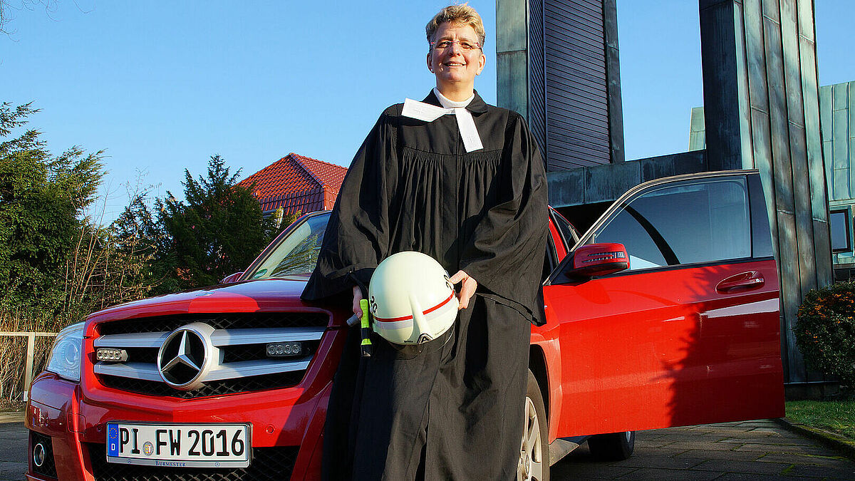 Schleswig-Holsteins erste Blaulicht-Pastorin: Britta Stender ist Chefin der Freiwilligen Feuerwehr Elmshorn.