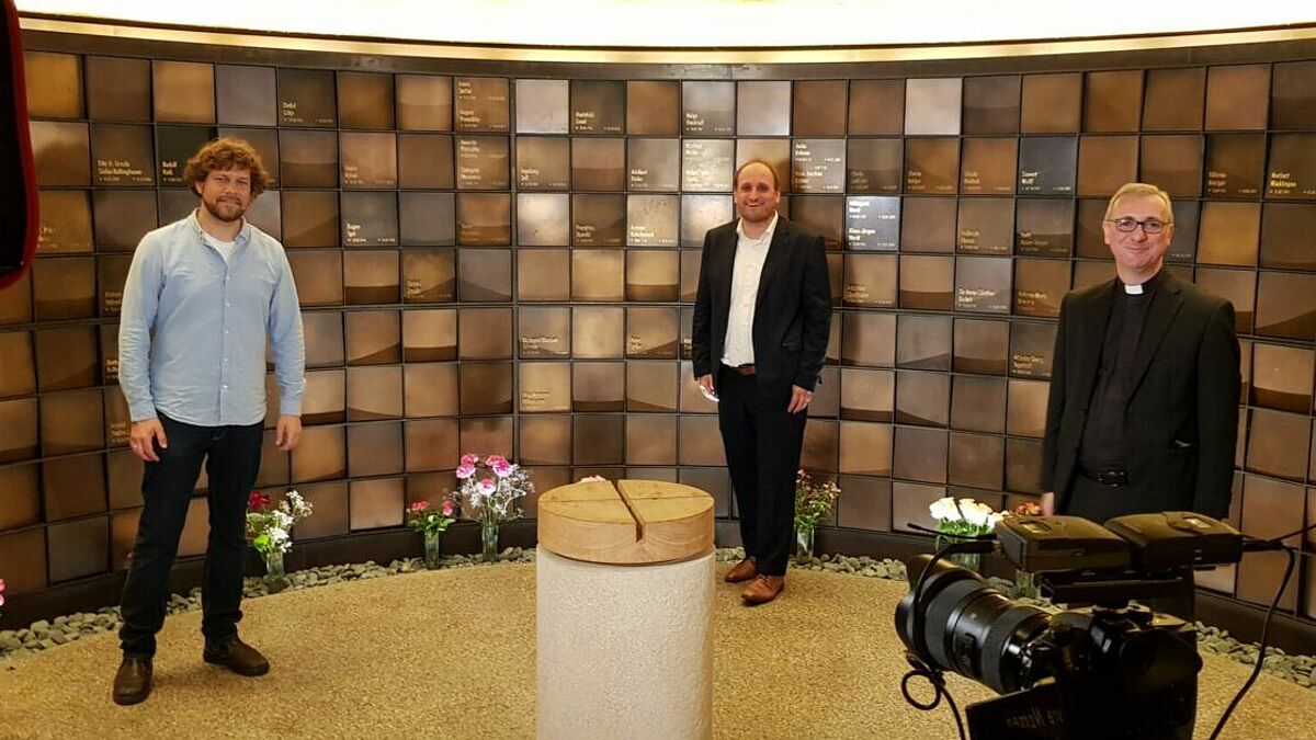 Daniel Kaiser (NDR, Mitte) mit Erzbischof Stefan Heße (rechts) im St. Mariendom.