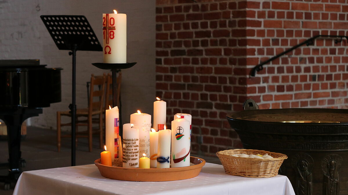 Taufkerzen im Ordinationsgottesdienst in Bad Segeberg, Foto: Wendt/Nordkirche