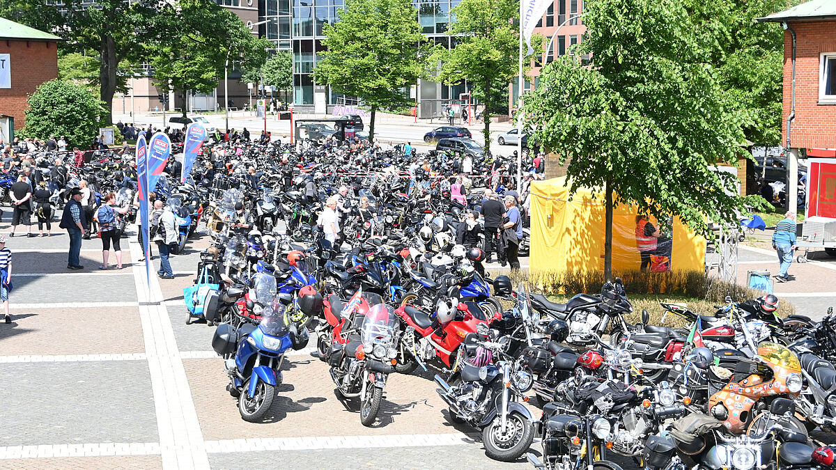 Rund um den Michel ist beim Motorradgottesdienst Platz für rund 500 Maschinen. 