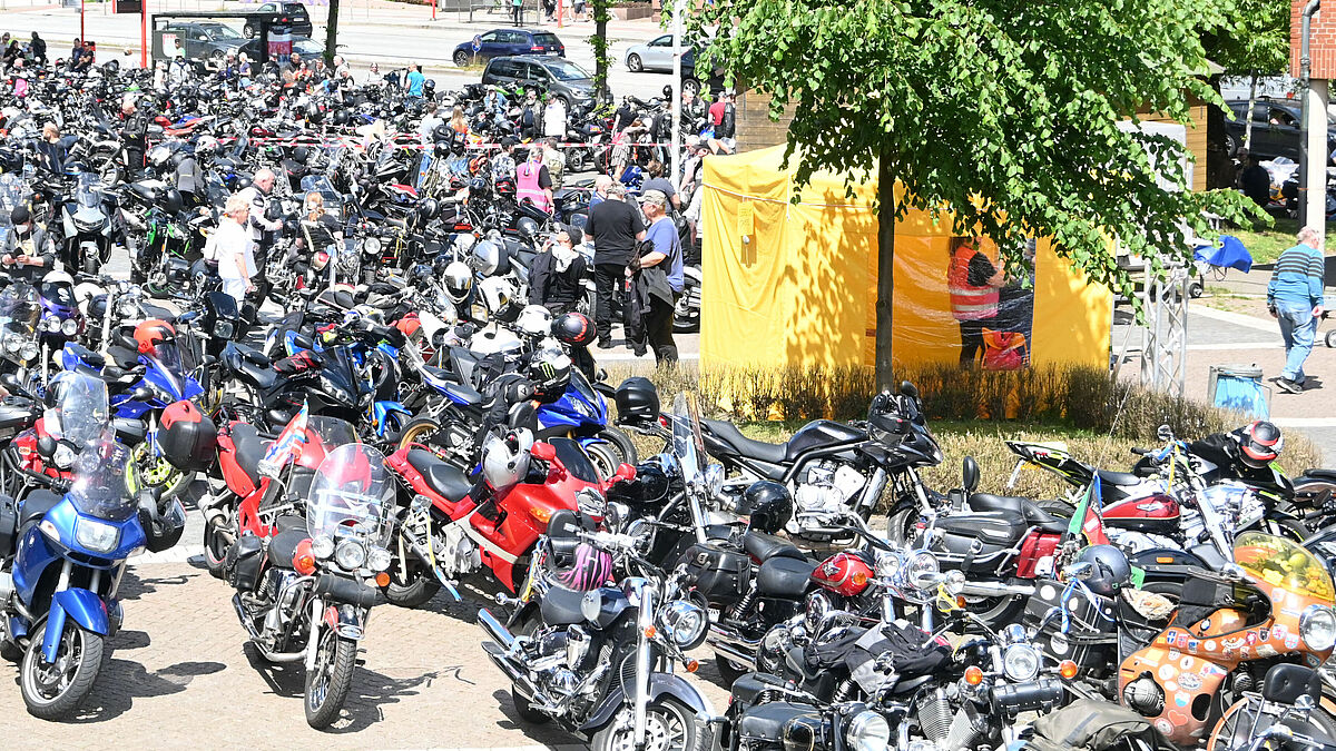 Rund um den Michel war Platz für rund 500 Maschinen. Die restlichen konnten auf dem Heiligengeistfeld geparkt werden. 