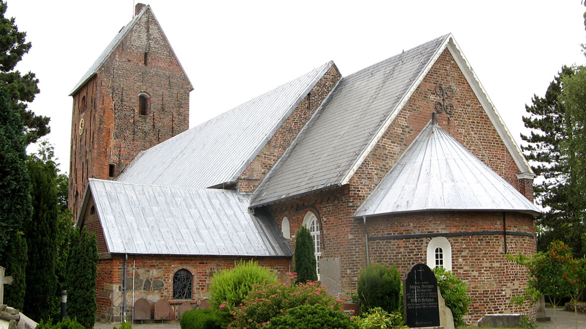 Der Turm der St. Nicolai-Kirche auf Föhr wird saniert