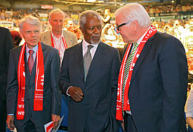 Kirchentagspraesident Andreas Barner, der frühere UN-Generalsekretaer Kofi Annan und Bundesaussenminister Frank-Walter Steinmeier (SPD, v.l.) beim Kirchentag-Podium "Die Welt ist aus den Fugen. Wer übernimmt Verantwortung in Krisen und Konflikten?"